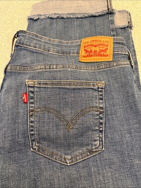 Women's Plus Size 20W Levi's Capri Cuffed Distressed Lightweight Jeans w/Stretch